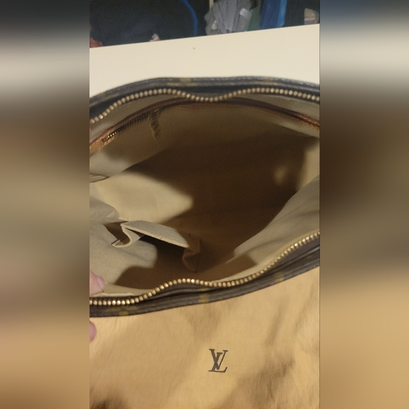 Louis Vuitton Monogram Looping GM One Strap Bag - Picture 6 of 10